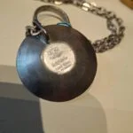 Indgravering på bagsiden af tinvedhæng: Hand Made in Denmark