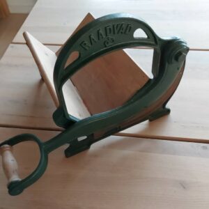 Raadvad brødskærer i grøn emalje og træ på lyst træbord