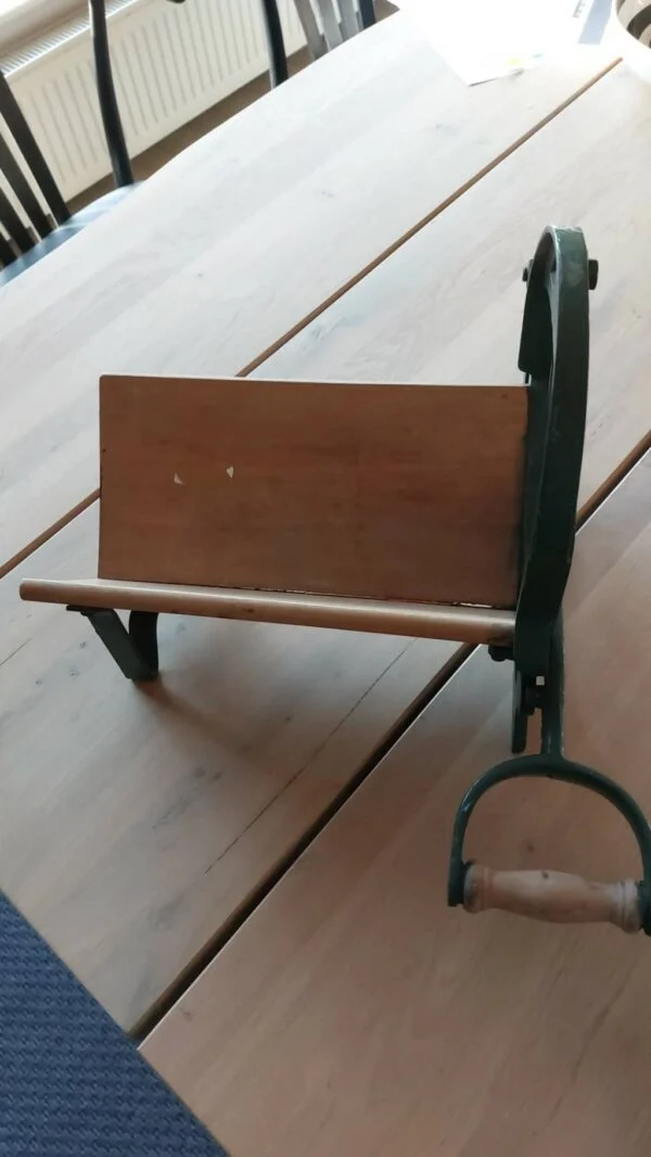 Bagfra visning af grøn Raadvad brødskærer på lys bordplade