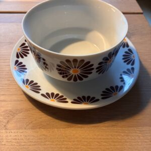 Hvid porcelænsskål med brune retro blomster og underkop