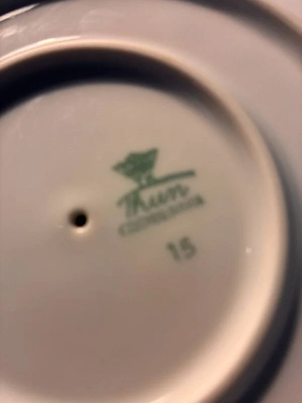 Mærkning på undersiden af Thun porcelænsskål