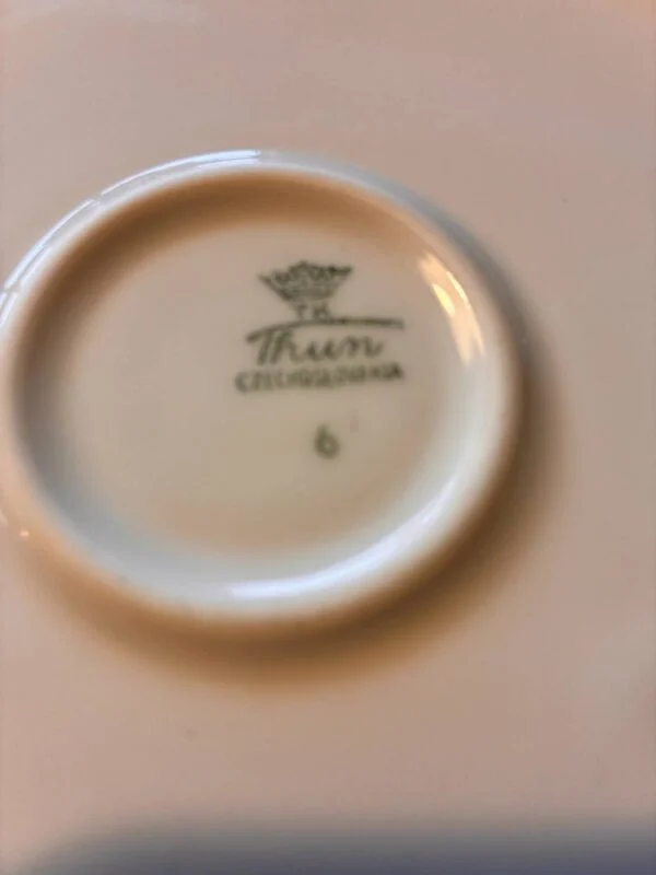 Thun porcelænsfad med mærkning på bunden