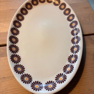 Ovalt fad fra Thun med brun blomsterkant set ovenfra