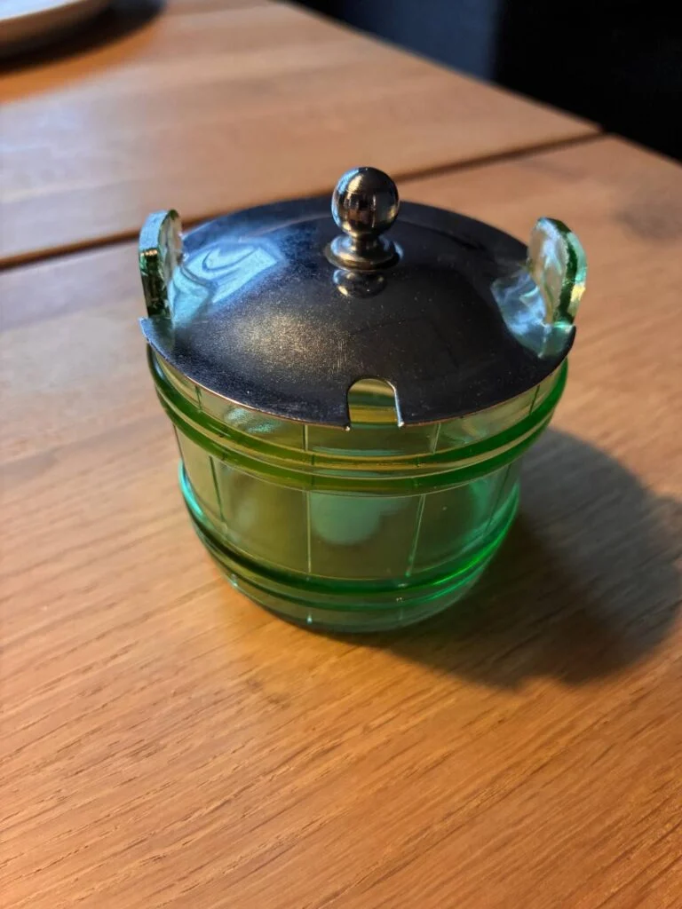 Grøn glasbeholder med sølvlåg