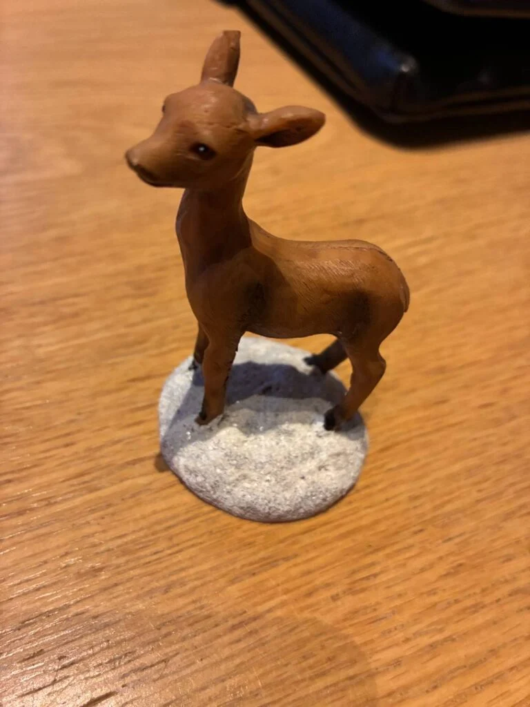 Dekorativ Dådyrfigur på Snesokkel