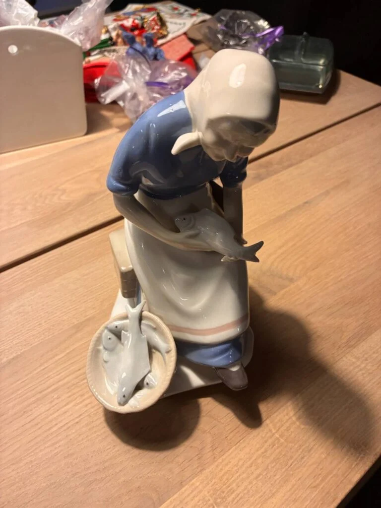 Porcelænsfigur - Fiskerkone med Fiskekurv