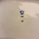 Stempel med krone og 'GDM' på porcelænsfigur