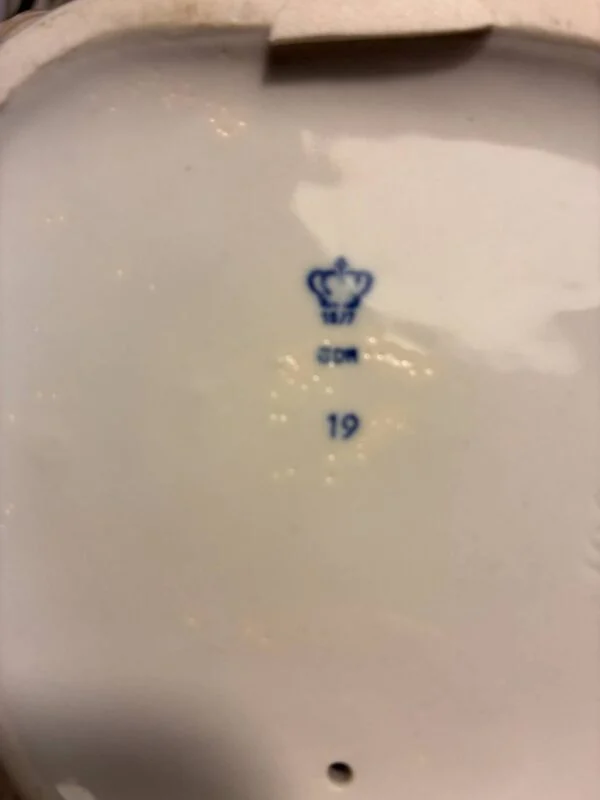 Stempel med krone og 'GDM' på porcelænsfigur