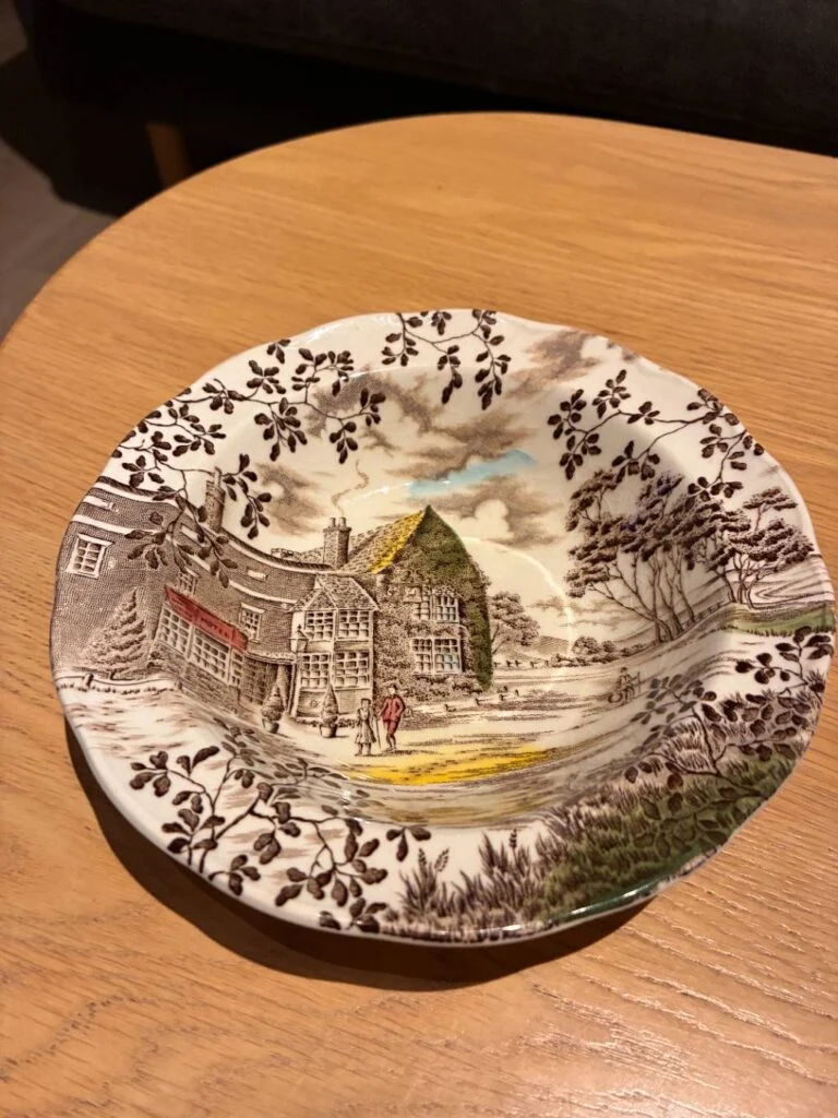 W.H. Grindley tallerken med Dickens-motiv