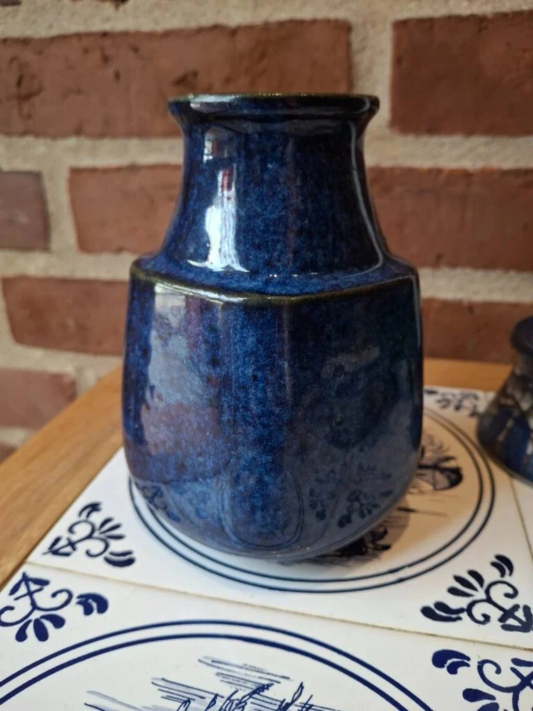 Femkantet blå vase fra L. Hjorth