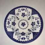 Dyb tallerken med blå-hvide blomster og geometrisk mønster