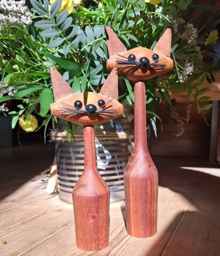 Vintage trækatte - dekorative figurer (sæt med 2 katte)