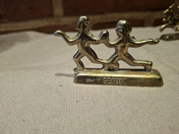 Messingfigur af tvillinger med Gemini tekst