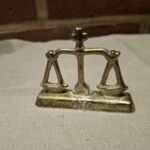 Messingfigur af vægten med LIBRA tekst