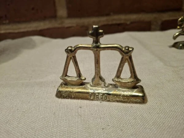 Messingfigur af vægten med LIBRA tekst