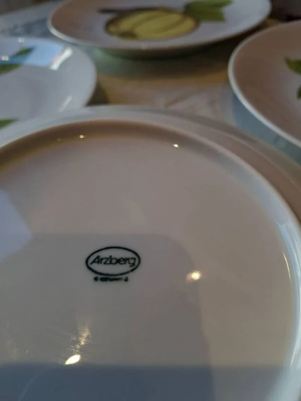 Logo fra Arzberg på bagsiden af porcelænstallerken