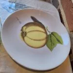 Porcelænstallerken med detaljeret kvædemotiv