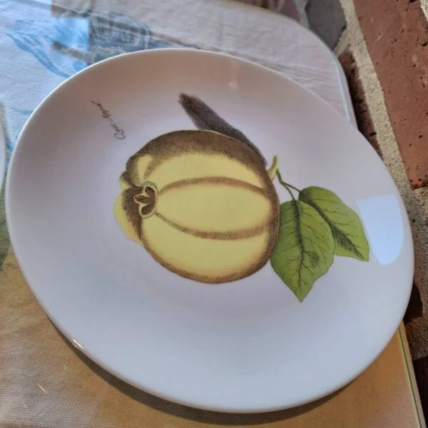 Porcelænstallerken med detaljeret kvædemotiv