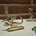 Messingfigur af skorpion med SCORPIO tekst