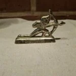 Messingfigur af skytte, sagittarius tekst