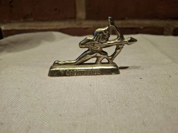 Messingfigur af skytte, sagittarius tekst