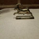 Messingfigur af springende stenbuk