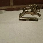 Messingfigur af løve med Leo tekst