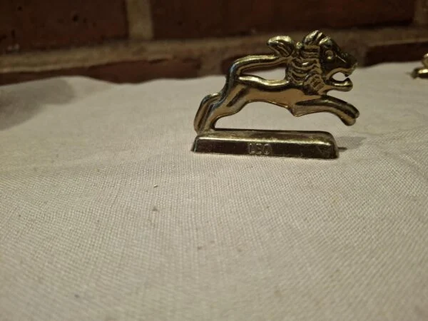 Messingfigur af løve med Leo tekst