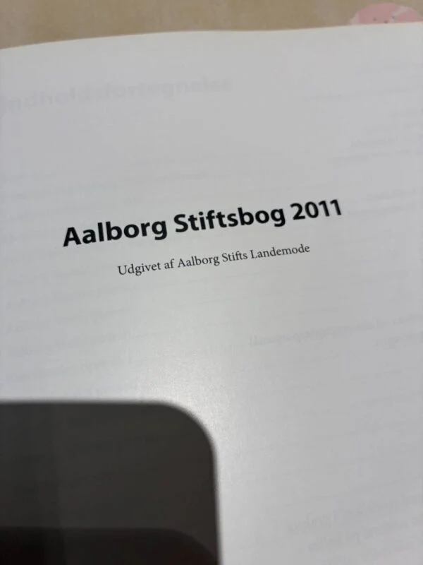 Titelblad fra Aalborg Stiftsbog 2011 med teksten 'Udgivet af Aalborg Stifts Landemode'