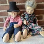 Charmerende marionetdukkepar i stof og træ