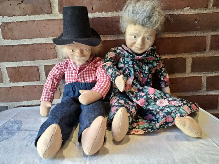 Charmerende marionetdukkepar i stof og træ