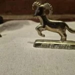 Messingfigur af vædder med dato