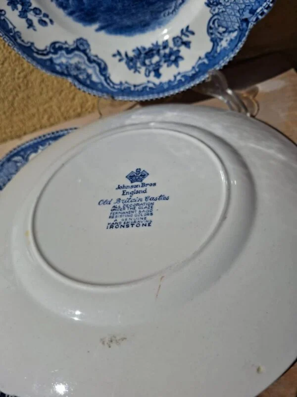 Bagside af Johnson Bros desserttallerken med serienavn Old Britain Castles