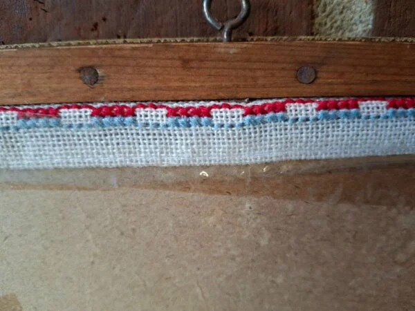 Detalje af bagsiden med fastgjort broderistof og søm