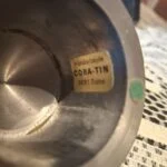Mærkat fra Cora-Tin på bunden af krudttårn