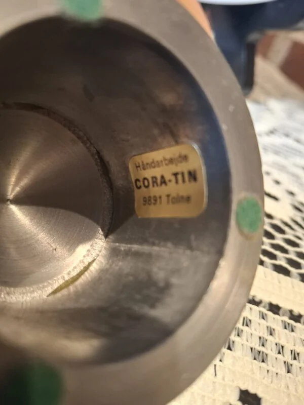 Mærkat fra Cora-Tin på bunden af krudttårn