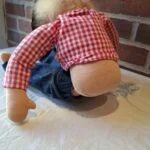 Charmerende marionetdukkepar i stof og træ