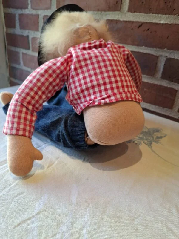Charmerende marionetdukkepar i stof og træ