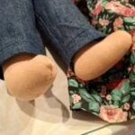 Charmerende marionetdukkepar i stof og træ