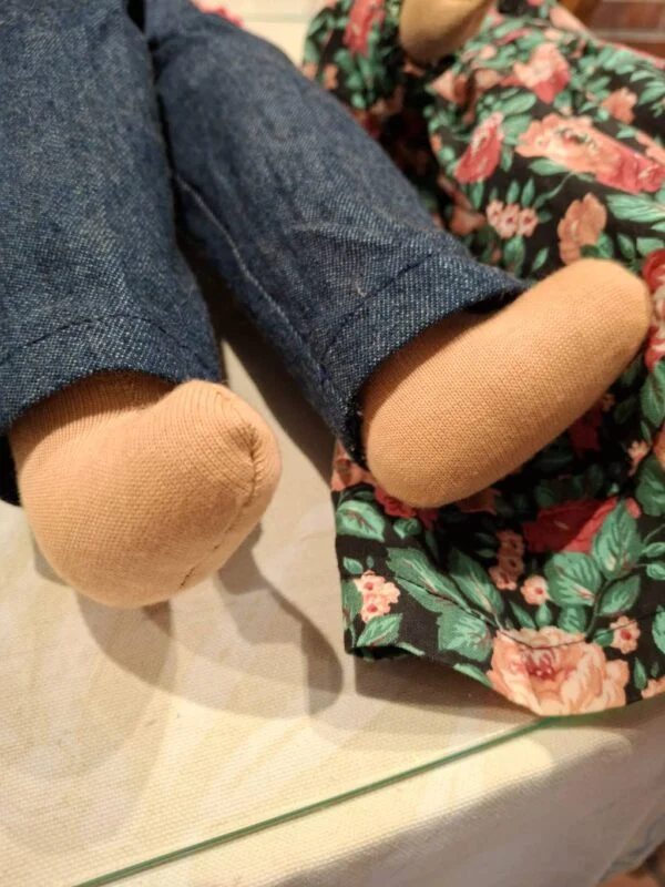 Charmerende marionetdukkepar i stof og træ