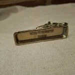 Bunden af messingfigur med 'Made in England'