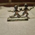 Messingfigur af tvillinger dansende
