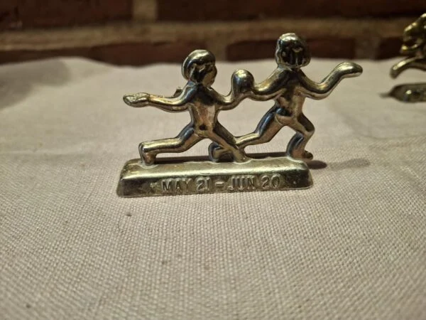 Messingfigur af tvillinger dansende