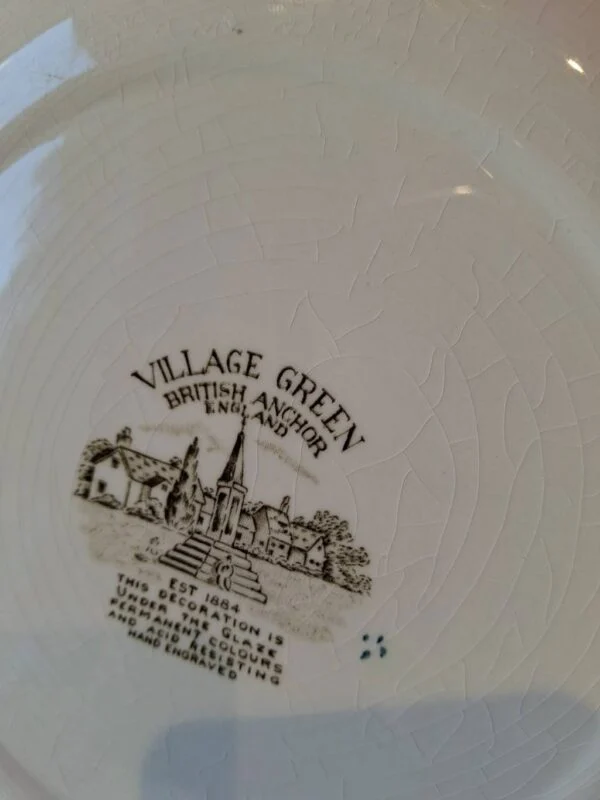 Bagsiden af tallerken med Village Green British Anchor inskription