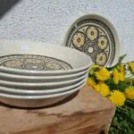 Dybe tallerkener fra Biltons med blomstermønster og rustik glasur