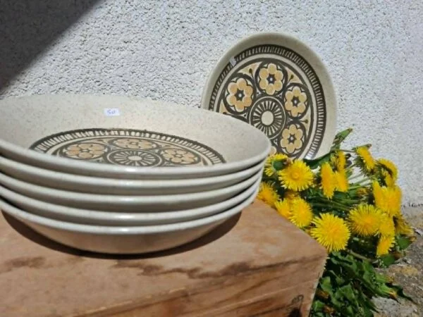 Dybe tallerkener fra Biltons med blomstermønster og rustik glasur