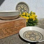 Flot borddækning med dybe Biltons-tallerkener og gule blomster
