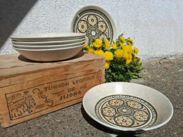 Flot borddækning med dybe Biltons-tallerkener og gule blomster