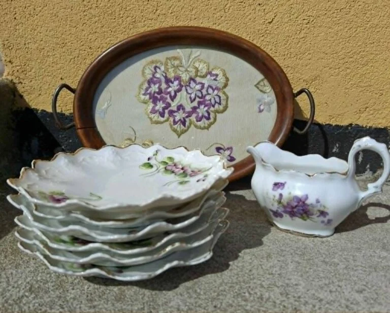 6 kagetallerkener og fin flødekande med blomstermotiv