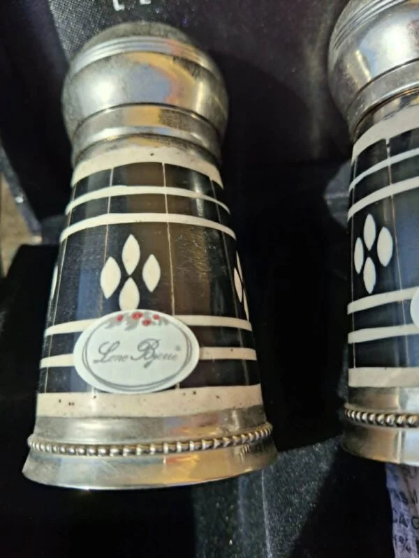 Nærbillede af salt- og pebersæt med Lene Bjerre logo og mønster